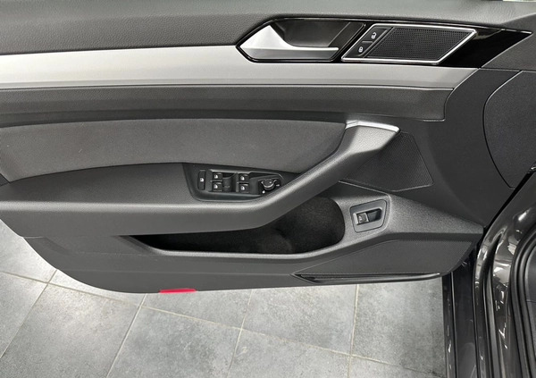 Volkswagen Passat cena 83500 przebieg: 126000, rok produkcji 2018 z Jasień małe 781